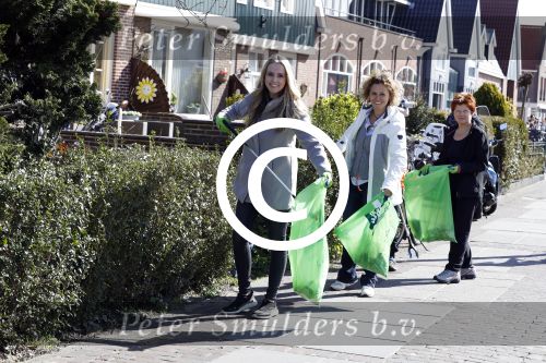 Volendam 25 maart 2017 
Monique Smit maakt Volendam schoon . Haar vriend  Martijn en zoon Noah zijn erbij