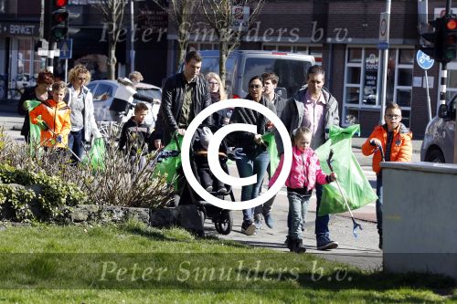 Volendam 25 maart 2017 
Monique Smit maakt Volendam schoon . Haar vriend  Martijn en zoon Noah zijn erbij