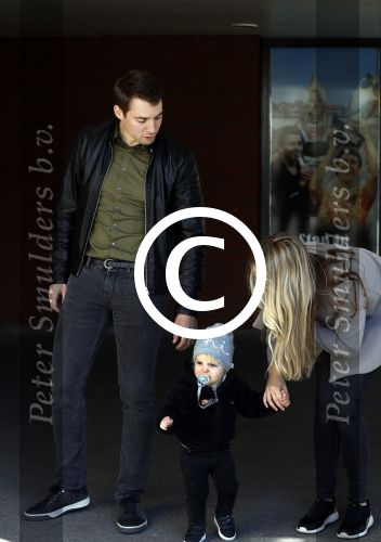 Volendam 25 maart 2017 
Monique Smit maakt Volendam schoon . Haar vriend  Martijn en zoon Noah zijn erbij