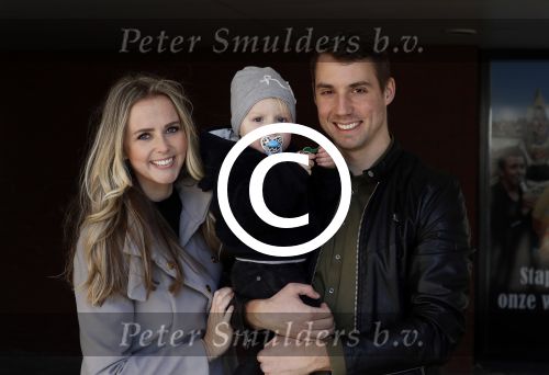 Volendam 25 maart 2017 
Monique Smit maakt Volendam schoon . Haar vriend  Martijn en zoon Noah zijn erbij