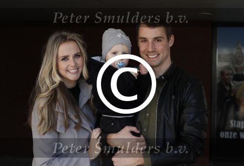 Volendam 25 maart 2017 
Monique Smit maakt Volendam schoon . Haar vriend  Martijn en zoon Noah zijn erbij