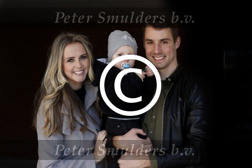 Volendam 25 maart 2017 
Monique Smit maakt Volendam schoon . Haar vriend  Martijn en zoon Noah zijn erbij