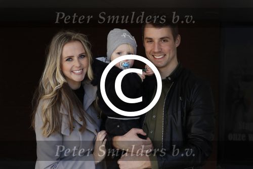 Volendam 25 maart 2017 
Monique Smit maakt Volendam schoon . Haar vriend  Martijn en zoon Noah zijn erbij