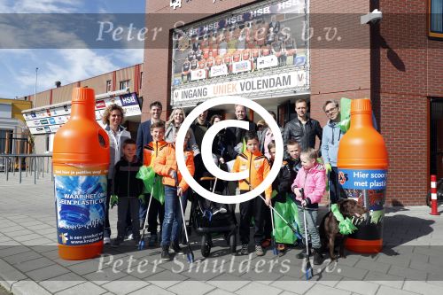 Volendam 25 maart 2017 
Monique Smit maakt Volendam schoon . Haar vriend  Martijn en zoon Noah zijn erbij