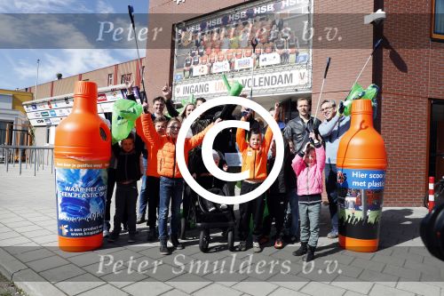 Volendam 25 maart 2017 
Monique Smit maakt Volendam schoon . Haar vriend  Martijn en zoon Noah zijn erbij