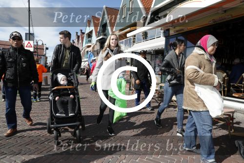Volendam 25 maart 2017 
Monique Smit maakt Volendam schoon . Haar vriend  Martijn en zoon Noah zijn erbij