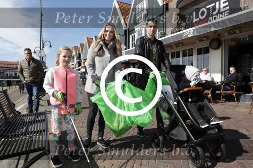 Volendam 25 maart 2017 
Monique Smit maakt Volendam schoon . Haar vriend  Martijn en zoon Noah zijn erbij