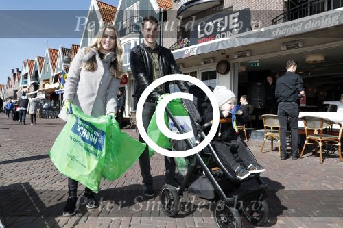 Volendam 25 maart 2017 
Monique Smit maakt Volendam schoon . Haar vriend  Martijn en zoon Noah zijn erbij