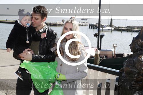 Volendam 25 maart 2017 
Monique Smit maakt Volendam schoon . Haar vriend  Martijn en zoon Noah zijn erbij