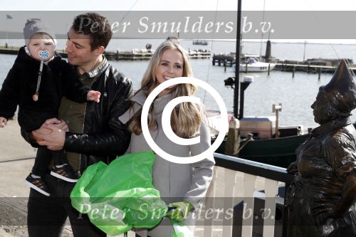 Volendam 25 maart 2017 
Monique Smit maakt Volendam schoon . Haar vriend  Martijn en zoon Noah zijn erbij