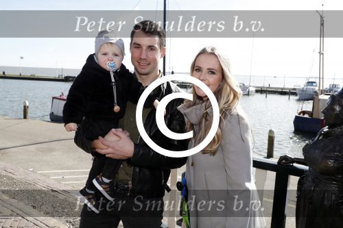 Volendam 25 maart 2017 
Monique Smit maakt Volendam schoon . Haar vriend  Martijn en zoon Noah zijn erbij