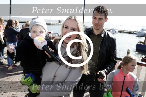 Volendam 25 maart 2017 
Monique Smit maakt Volendam schoon . Haar vriend  Martijn en zoon Noah zijn erbij