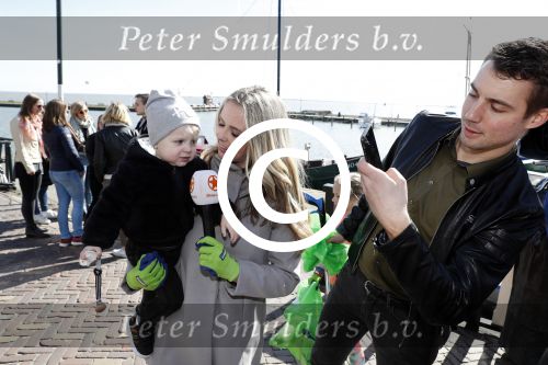 Volendam 25 maart 2017 
Monique Smit maakt Volendam schoon . Haar vriend  Martijn en zoon Noah zijn erbij