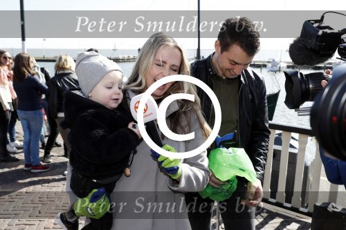 Volendam 25 maart 2017 
Monique Smit maakt Volendam schoon . Haar vriend  Martijn en zoon Noah zijn erbij