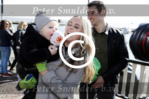 Volendam 25 maart 2017 
Monique Smit maakt Volendam schoon . Haar vriend  Martijn en zoon Noah zijn erbij