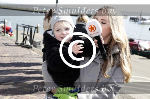 Volendam 25 maart 2017 
Monique Smit maakt Volendam schoon . Haar vriend  Martijn en zoon Noah zijn erbij