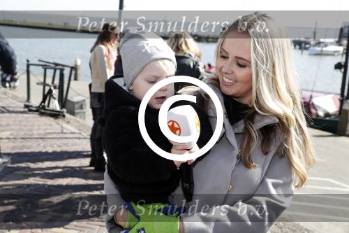 Volendam 25 maart 2017 
Monique Smit maakt Volendam schoon . Haar vriend  Martijn en zoon Noah zijn erbij