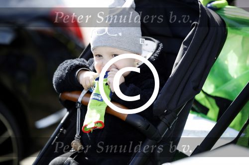 Volendam 25 maart 2017 
Monique Smit maakt Volendam schoon . Haar vriend  Martijn en zoon Noah zijn erbij