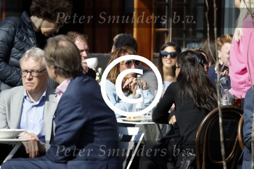 Amsterdam 23 maart 2017 
Nada v Nie met dochter op terras.