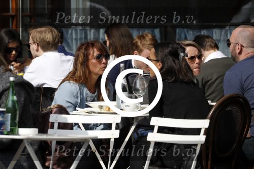 Amsterdam 23 maart 2017 
Nada v Nie met dochter op terras.
