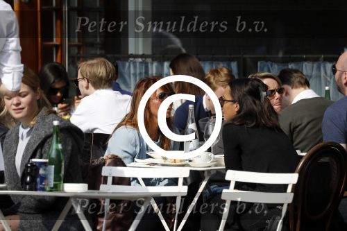 Amsterdam 23 maart 2017 
Nada v Nie met dochter op terras.