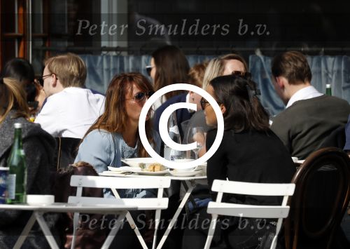 Amsterdam 23 maart 2017 
Nada v Nie met dochter op terras.