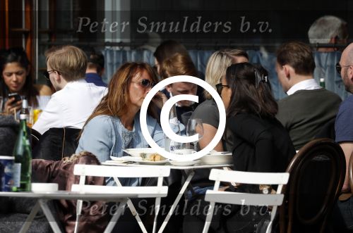 Amsterdam 23 maart 2017 
Nada v Nie met dochter op terras.