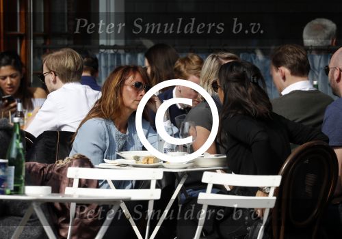 Amsterdam 23 maart 2017 
Nada v Nie met dochter op terras.
