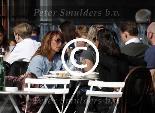 Amsterdam 23 maart 2017 
Nada v Nie met dochter op terras.