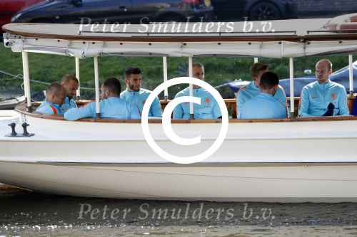 Amsterdam 28 maart 2017 
Het Nederlands elftal gaat varen door de grachten van Amsterdam. oa Arjen Robben Wesley Sneijder Matthijs v d Ligt Daley Blind Frans Hoek Fred Grim Luuk de Jong Jeroen Zoet ea