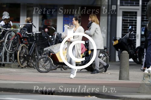 Amsterdam 26 maart 2017 
Martijn Krabbe en zij vriendin Noi Pakon doen boodschappen op de verjaardag van Martijn.