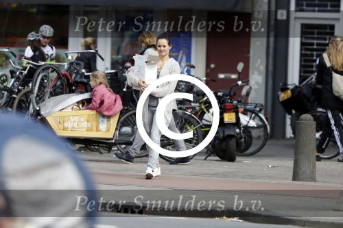 Amsterdam 26 maart 2017 
Martijn Krabbe en zij vriendin Noi Pakon doen boodschappen op de verjaardag van Martijn.