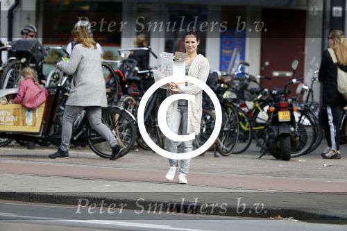 Amsterdam 26 maart 2017 
Martijn Krabbe en zij vriendin Noi Pakon doen boodschappen op de verjaardag van Martijn.
