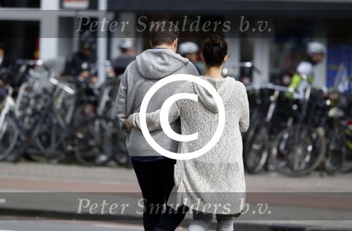 Amsterdam 26 maart 2017 
Martijn Krabbe en zij vriendin Noi Pakon doen boodschappen op de verjaardag van Martijn.