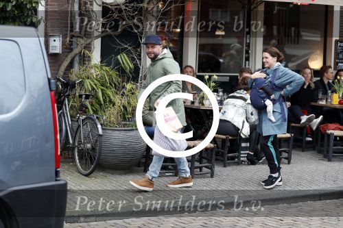 Amsterdam 19 maart 2017
Oscar Aerts met zijn vriendin en hun baby in amsterdam.