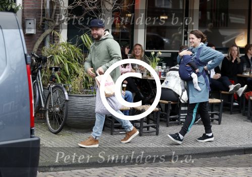 Amsterdam 19 maart 2017
Oscar Aerts met zijn vriendin en hun baby in amsterdam.