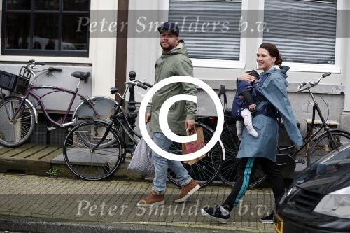 Amsterdam 19 maart 2017
Oscar Aerts met zijn vriendin en hun baby in amsterdam.