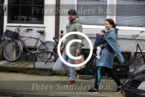 Amsterdam 19 maart 2017
Oscar Aerts met zijn vriendin en hun baby in amsterdam.