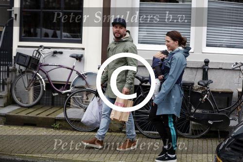 Amsterdam 19 maart 2017
Oscar Aerts met zijn vriendin en hun baby in amsterdam.