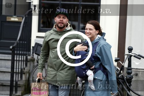 Amsterdam 19 maart 2017
Oscar Aerts met zijn vriendin en hun baby in amsterdam.