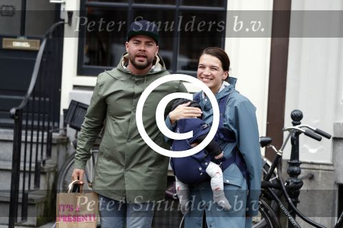 Amsterdam 19 maart 2017
Oscar Aerts met zijn vriendin en hun baby in amsterdam.