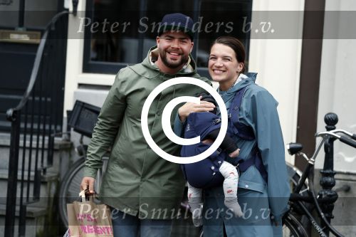 Amsterdam 19 maart 2017
Oscar Aerts met zijn vriendin en hun baby in amsterdam.