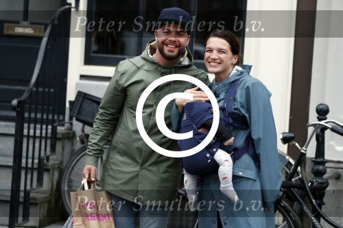 Amsterdam 19 maart 2017
Oscar Aerts met zijn vriendin en hun baby in amsterdam.