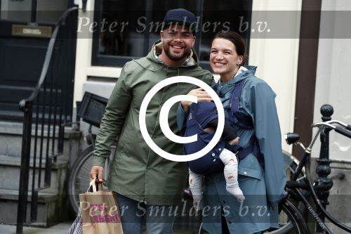 Amsterdam 19 maart 2017
Oscar Aerts met zijn vriendin en hun baby in amsterdam.