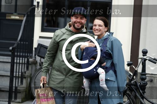 Amsterdam 19 maart 2017
Oscar Aerts met zijn vriendin en hun baby in amsterdam.