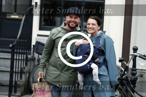 Amsterdam 19 maart 2017
Oscar Aerts met zijn vriendin en hun baby in amsterdam.