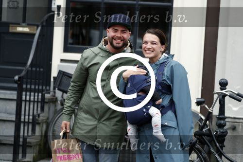 Amsterdam 19 maart 2017
Oscar Aerts met zijn vriendin en hun baby in amsterdam.