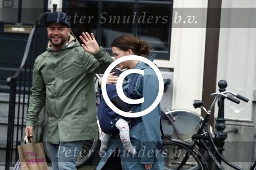 Amsterdam 19 maart 2017
Oscar Aerts met zijn vriendin en hun baby in amsterdam.