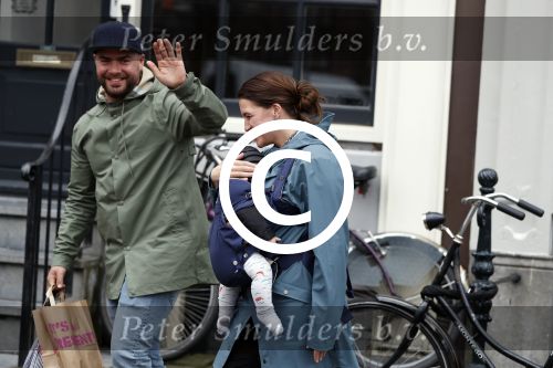 Amsterdam 19 maart 2017
Oscar Aerts met zijn vriendin en hun baby in amsterdam.