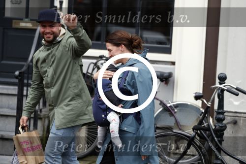 Amsterdam 19 maart 2017
Oscar Aerts met zijn vriendin en hun baby in amsterdam.